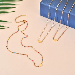 Collier de perles colorées avec pendentif cœur chaîne dorée et fermoir réglable