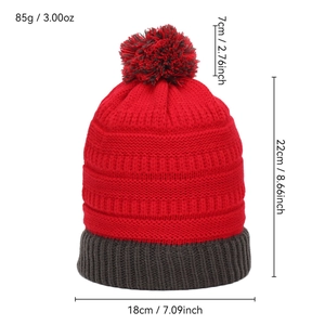 Bonnet en tricot bicolore rouge et gris avec pompon, indiquant les dimensions du produit
