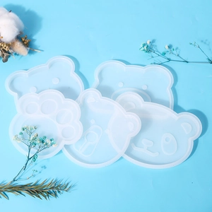 Dettaglio di 5 stampi in silicone per sottobicchieri fai-da-te in resina e gesso
