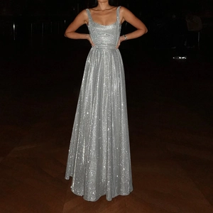 Robe de soirée élégante en paillettes argentées avec col carré et tissu scintillant