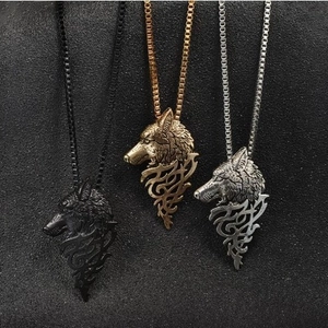 Collier tête de loup vintage en finitions noir, or et argent avec chaîne maille vénitienne