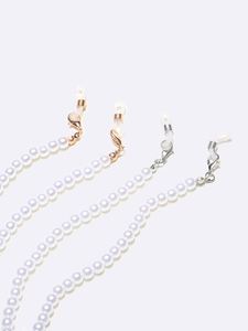 Détail de chaînes de lunettes élégantes avec perles blanches et fermoirs dorés