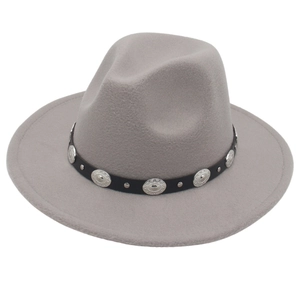 Chapeau fedora en feutre de laine gris clair avec ruban noir et boucles métalliques