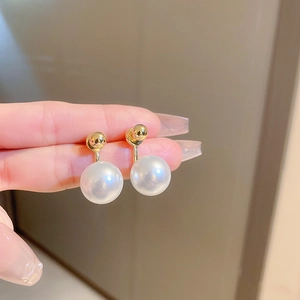 Französische Perlenohrringe mit Goldbeschichtung, minimalistische Stecker in der Hand