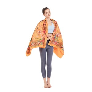 Serviette de plage en microfibre orange avec motifs de soleil vintage comme châle