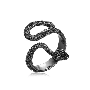Detailaufnahme des schwarzen Schlangenrings mit feinen Schuppen und Punk-Stil-Metall