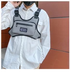 Nahaufnahme einer grauen taktischen Brusttasche mit verstellbaren Riemen und Reißverschluss