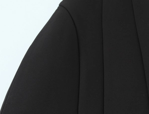Dettagli della cucitura su spalla e manica di un abito a fascia nero floreale