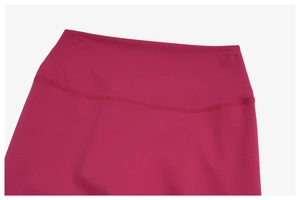 Détail du pantalon de yoga taille haute prune avec des coutures doubles renforcées