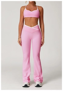 Roze yogaset met V-hals top en uitlopende broek met hoge taille en witte contrasterende bies