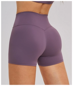 Detail of high-waist purple yoga shorts with V-shaped seam for butt lifting effect