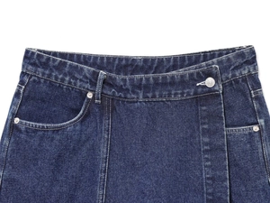 Vue détaillée de la taille en jean bleu foncé avec bouton métal et coutures