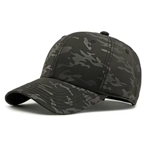 Gorra de béisbol de camuflaje oscuro con visera curva y diseño estructurado de 6 paneles