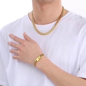 Ensemble collier et bracelet maille gourmette dorée 9,5mm pour homme porté par un mannequin