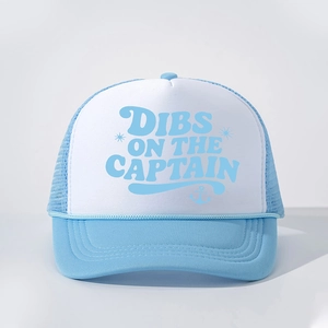 Cappello trucker blu e bianco con scritta DIBS ON THE CAPTAIN e pannello frontale