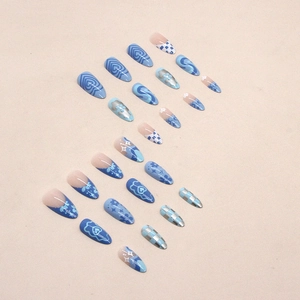 Faux ongles amande bleus avec motifs cœurs floraux et design stiletto à damier