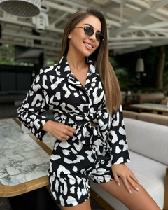 Détail de l'ensemble chemise manches longues et short à imprimé marbre pour femme en terrasse