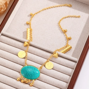 Böhmische goldene Schichtkette mit Türkisstein und Münzanhängern auf Samtdisplay