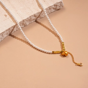 Collier de perles vintage avec pendentif gourde dorée et détails en zircon sur pierre