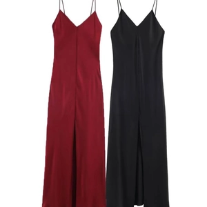 Elegante abito sottoveste in raso con scollo a V e spacco frontale in bordeaux e nero
