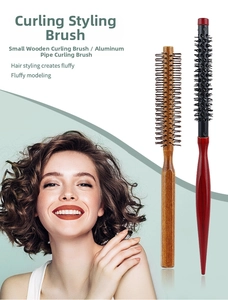 Détail de la brosse ronde en bois et du peigne à queue en alu pour coiffure volumineuse