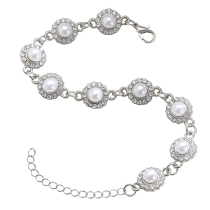 Dettaglio del bracciale a fiori argentato con perle, strass e chiusura a moschettone