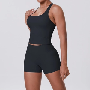 Détail d'un ensemble de yoga noir brossé double face avec débardeur et short moulant