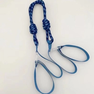 Dettaglio della cinghia yoga blu con nodi in corda intrecciata e anelli in nylon