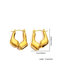 Detailansicht goldener geometrischer Creolen mit präzisen Größen- und Gewichtsangaben