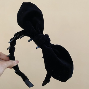 Detail of black velvet knotted headband featuring non-slip inner plastic teeth grip