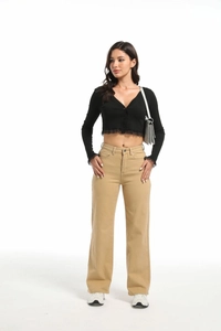 Pantalon large kaki taille haute assorti d'un haut noir à col en V bordé de dentelle