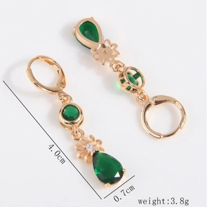 Orecchini a goccia dorati con zircone verde e piccoli dettagli floreali con cristalli