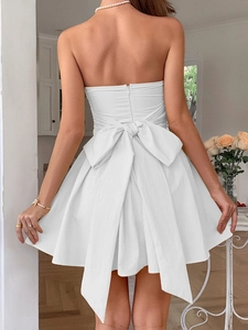 Robe courte blanche bustier élégante avec un grand nœud décoratif dans le dos
