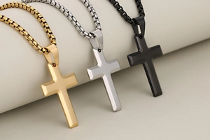 Détails des pendentifs croix en acier inoxydable noir, or et argent avec chaînes box