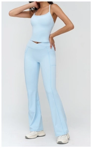 Gros plan du pantalon évasé bleu clair avec sa ceinture croisée en V élégante pour le yoga