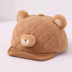 Dettaglio del cappellino bimbo in peluche con trama trapuntata e orecchie da orso