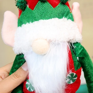 Detail der Weihnachts-Wichtel-Vorhangschnalle mit weichem Plüschbart und grünem Strickstoff