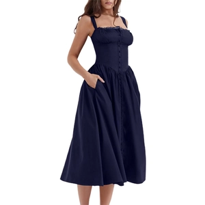 Détail d'une robe longue bleu marine à bretelles avec bordure en dentelle et boutons