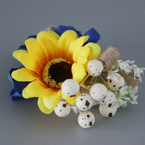 Handgefertigte Sonnenblumen-Ansteckblume mit dunkelblauen Blüten und Hanfseil-Deko