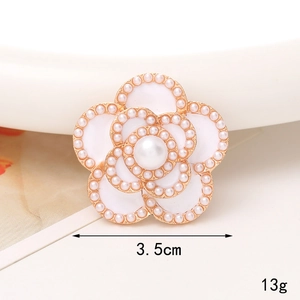 Vue détaillée de la fleur de camélia en émail blanc avec perle, largeur 3,5 cm