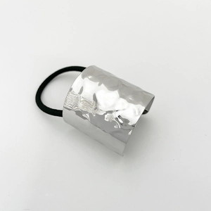 Detailed view of silver hammered metal hair tie with black high-elastic rope band