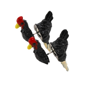 Dettaglio di orecchini a perno a forma di gallo nero con design a due parti davvero unico