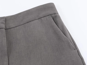Détail de la taille et des poches latérales obliques d'un pantalon de costume gris foncé