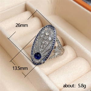 Anillo vintage de estilo real con circón azul y cristales sobre fondo de terciopelo