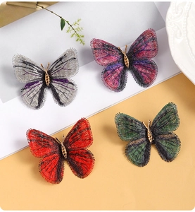 Détails de broches papillon brodées en dégradé avec des touches de métal doré