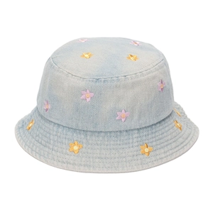 Détail d'un chapeau bob en jean bleu clair avec broderies florales jaunes et violettes