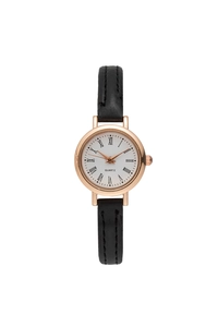 Primer plano de reloj de cuarzo para mujer con números romanos y correa de cuero negro