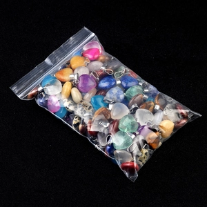Lot de pendentifs en cristal naturel en forme de cœur avec fermoirs sur fond noir