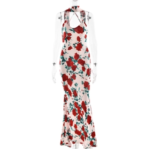 Dettaglio di un abito lungo bianco con stampa a rose e design sulla schiena scoperta