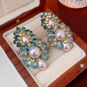 Boucles d'oreilles fleurs vintage avec cristaux bleu clair et détails en perles